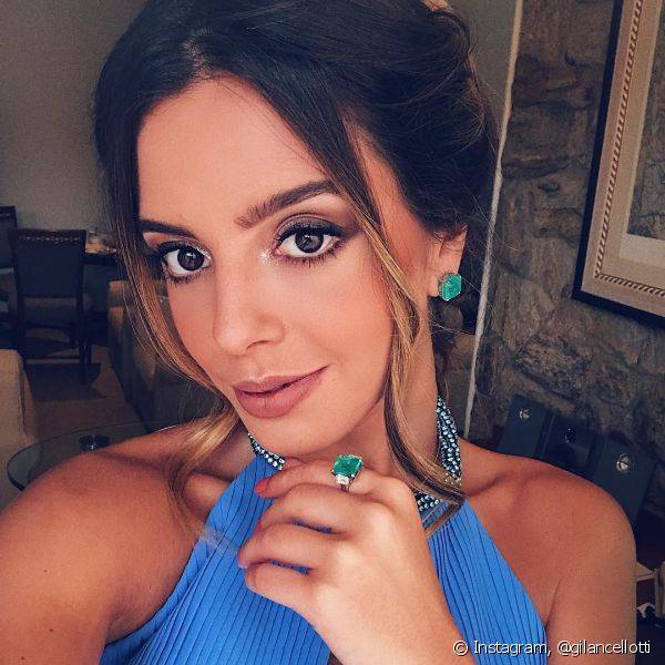 Para o casamento de Marina Ruy Barbosa, Giovanna Lancellotti apostou na maquiagem clássica de olhos esfumados com sombra marrom e prata (Foto: Instagram @gilancellotti)
